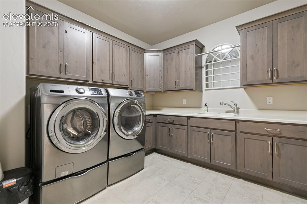 Image 18 of 50: Laundry