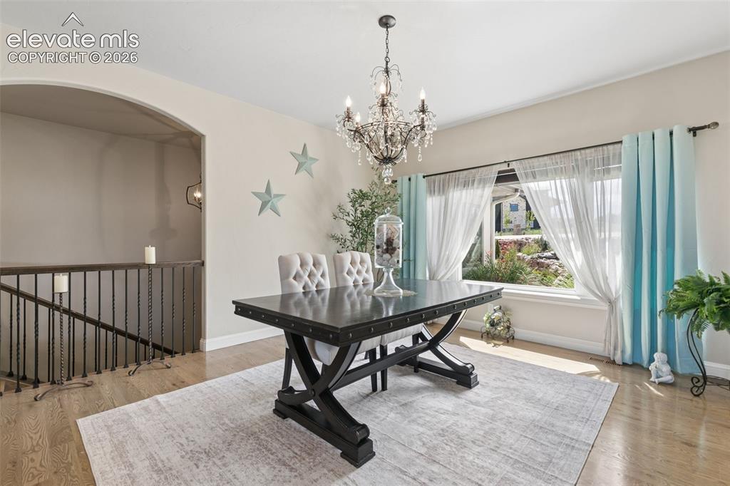 Image 6 of 50: Dining Area