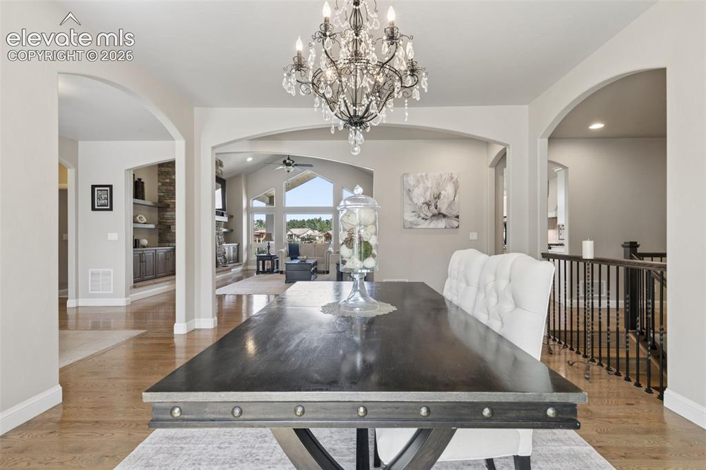 Image 7 of 50: Dining Area
