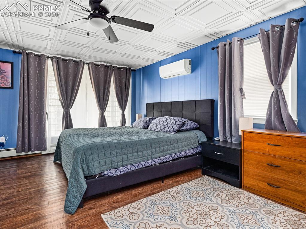 Image 10 of 28: Bedroom