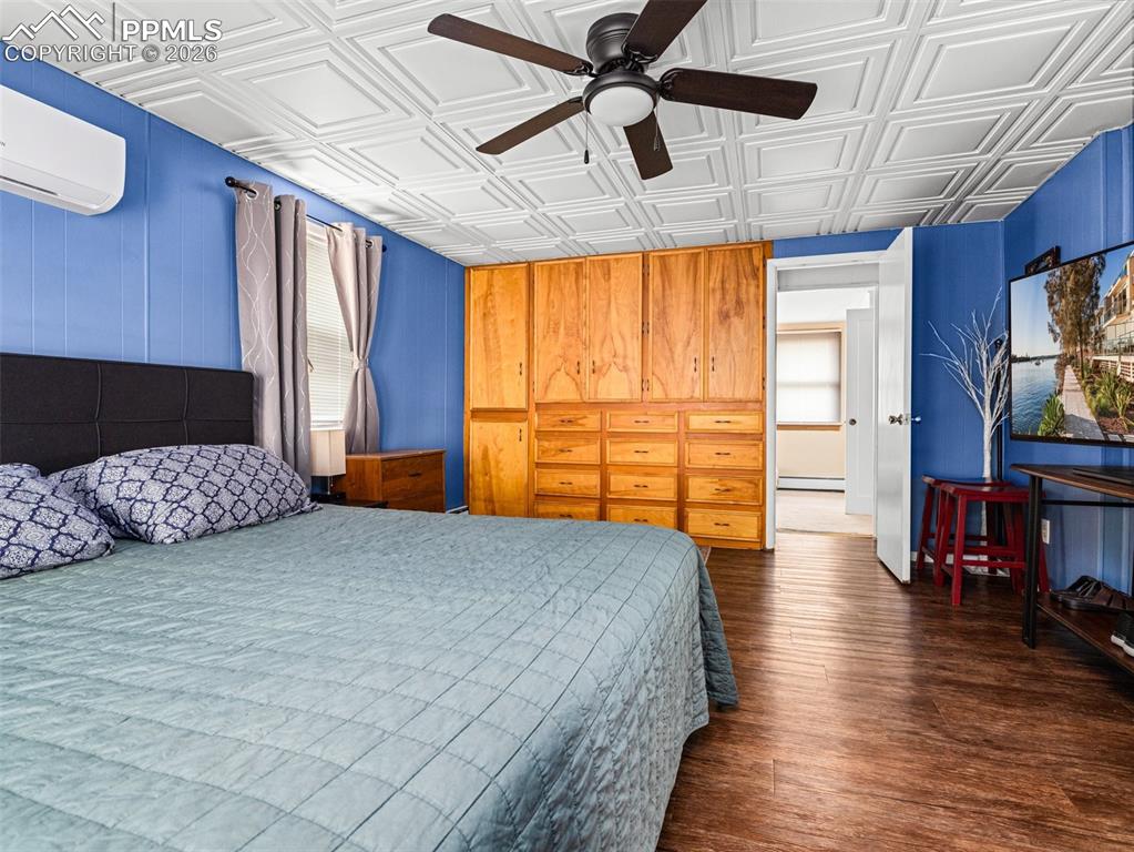 Image 11 of 28: Bedroom