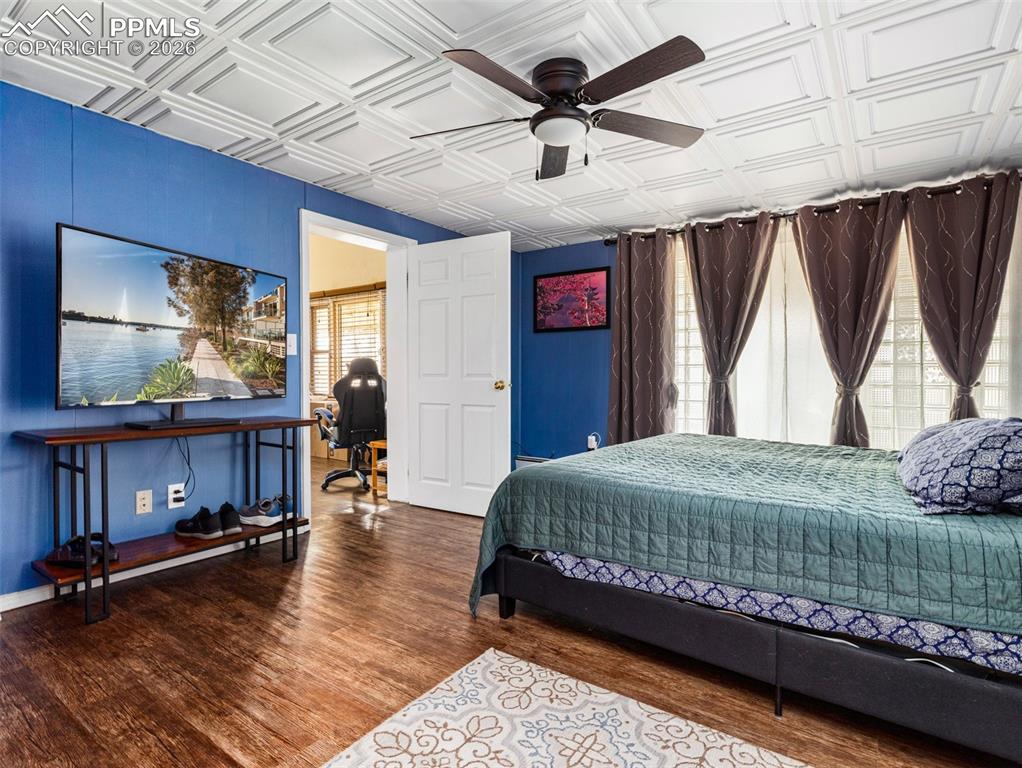 Image 12 of 28: Bedroom