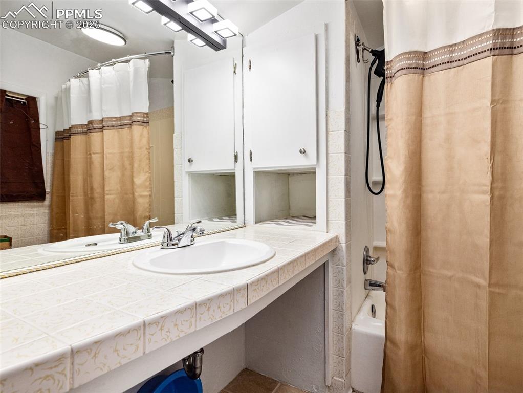 Image 13 of 28: Bathroom