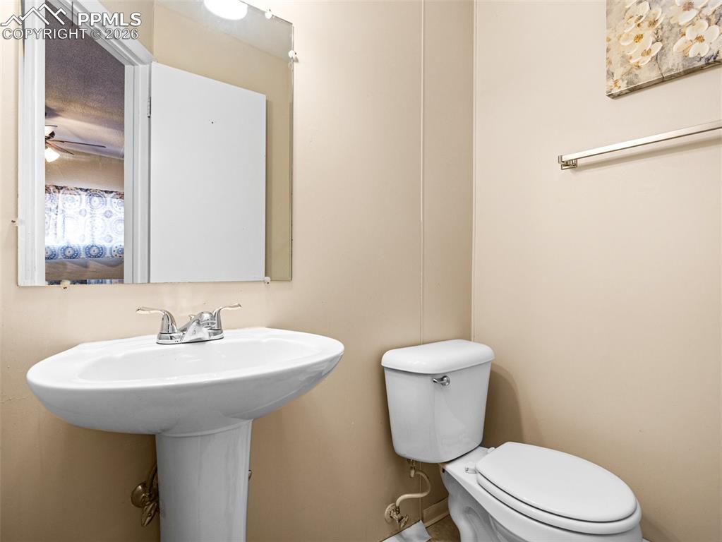 Image 16 of 28: Bathroom