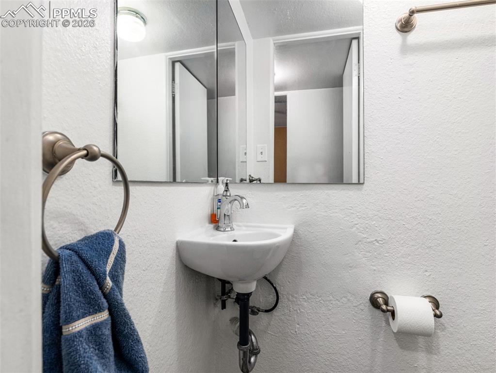 Image 21 of 28: Bathroom