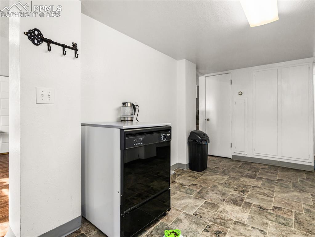 Image 23 of 28: Kitchen