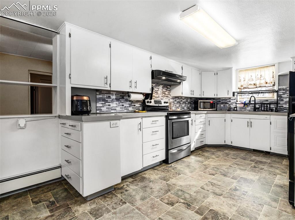 Image 6 of 28: Kitchen