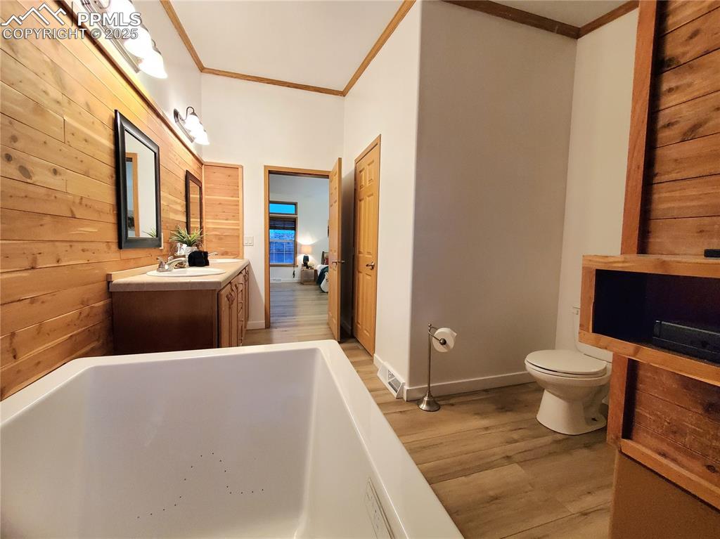 Image 20 of 50: Large jacuzzi tub in this spacious bath
