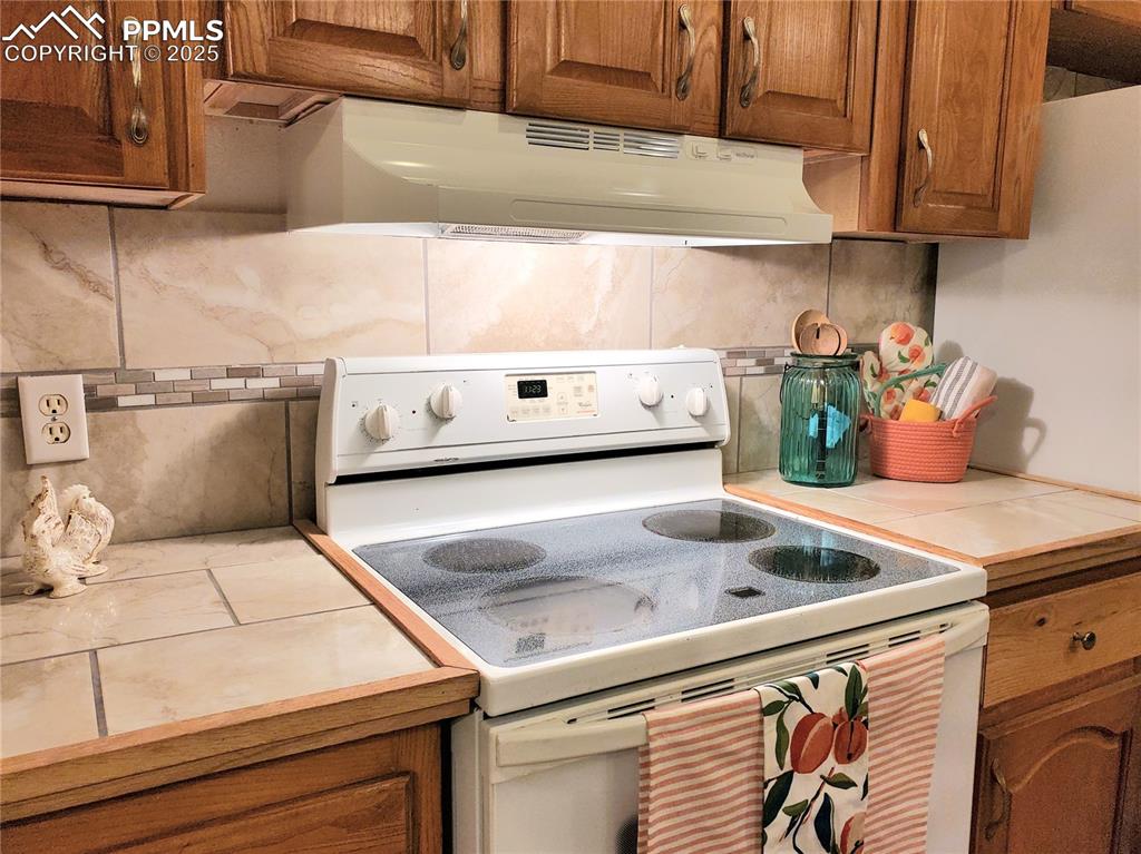 Image 27 of 50: A gas range can also be placed, propane hookup is also behind the stove.