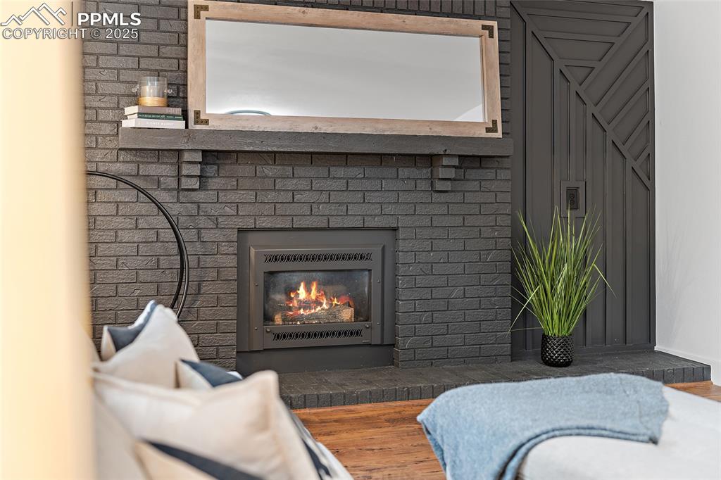 Image 25 of 48: Gas burning fireplace