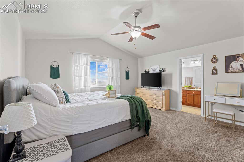 Image 18 of 40: Bedroom