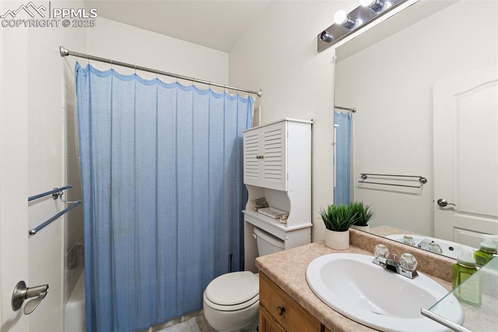 Image 14 of 22: Bathroom