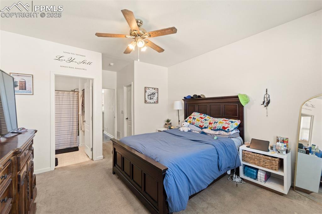 Image 18 of 22: Bedroom