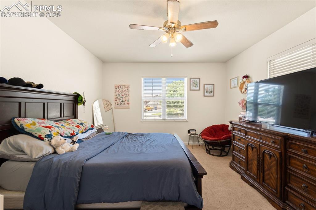 Image 20 of 22: Bedroom