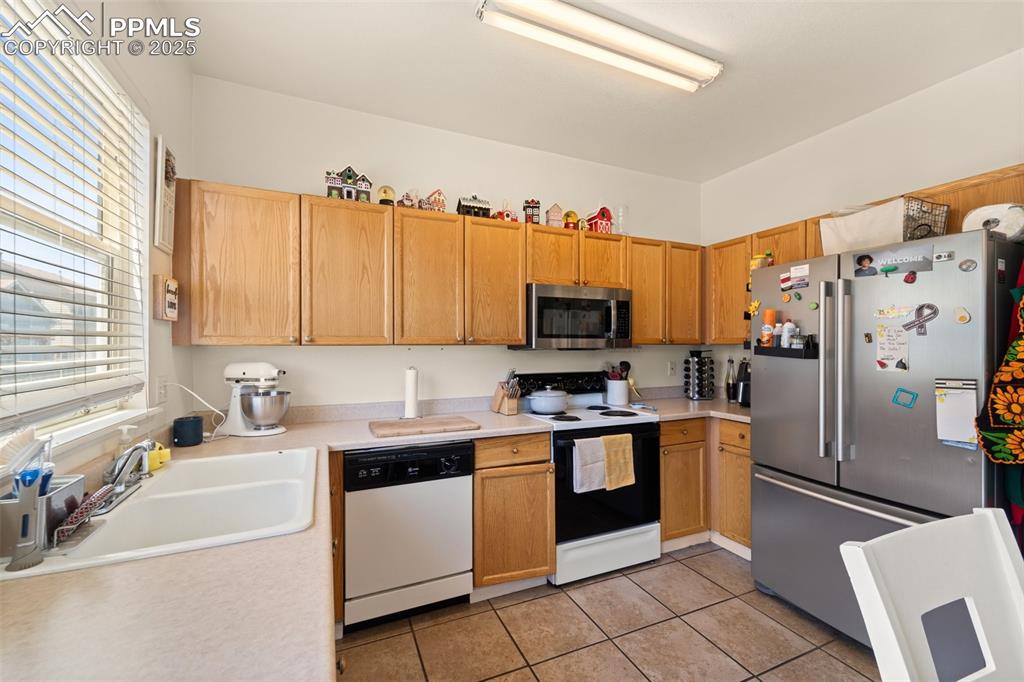 Image 7 of 22: Kitchen