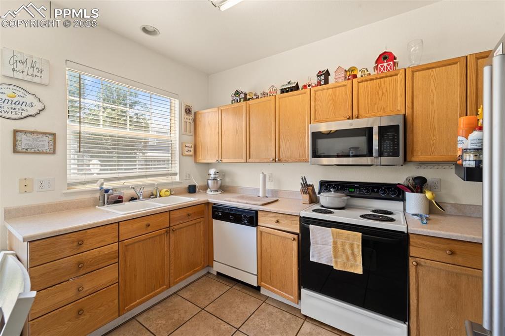 Image 8 of 22: Kitchen