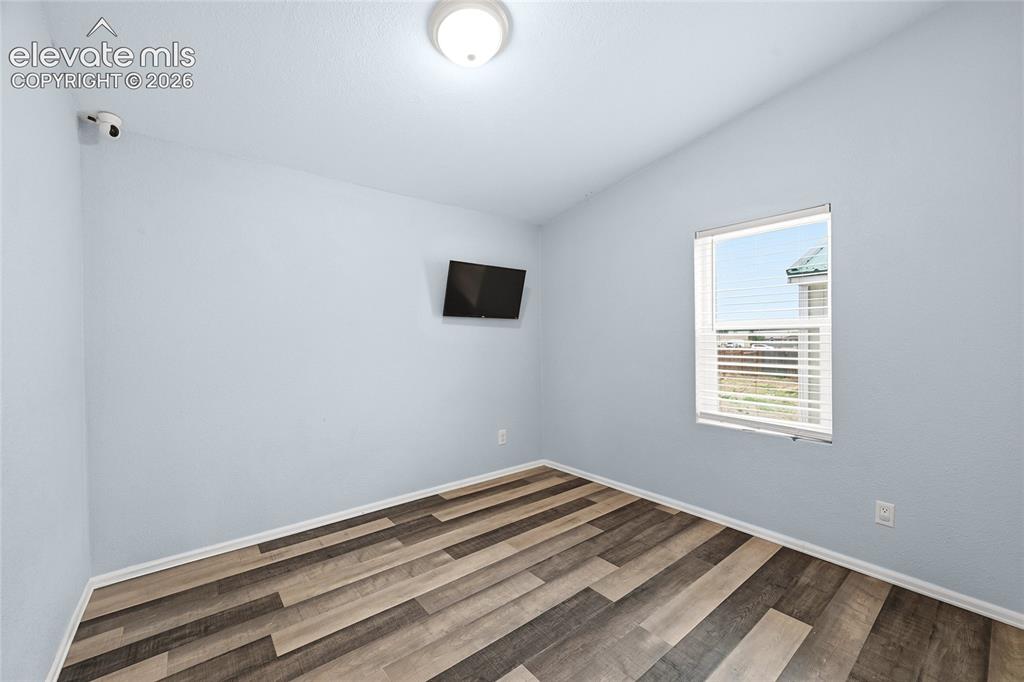 Image 18 of 30: Bedroom