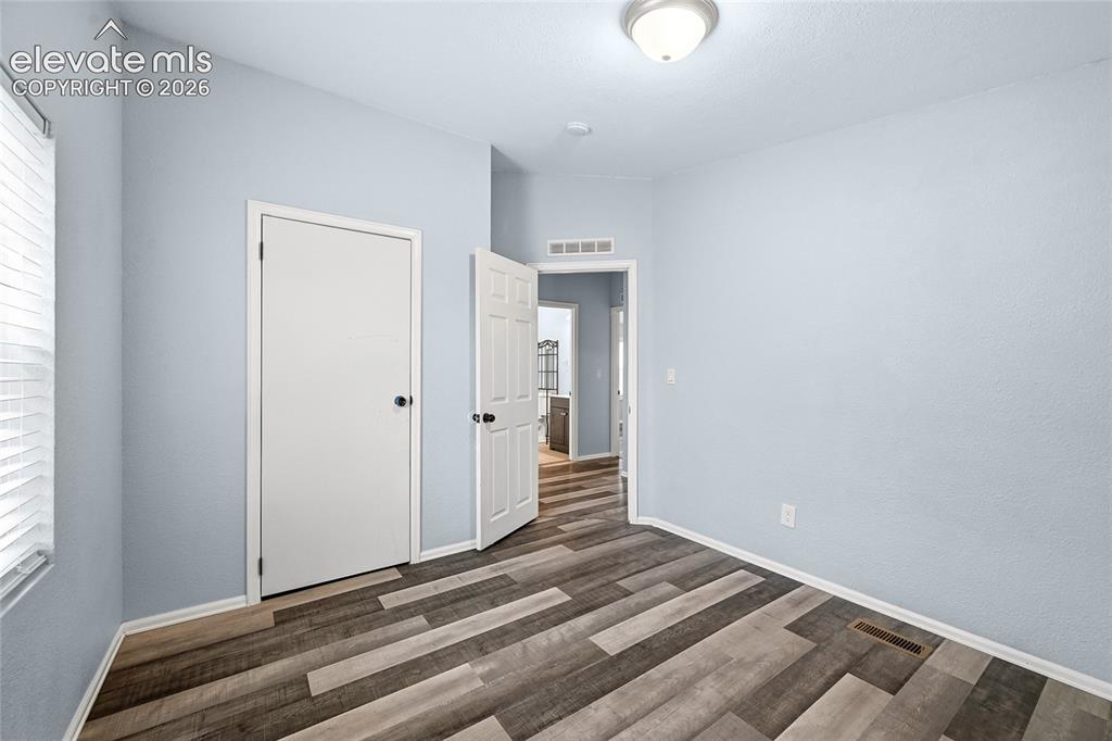 Image 19 of 30: Bedroom
