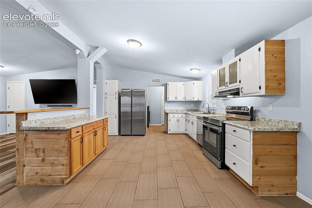 Image 7 of 30: Kitchen