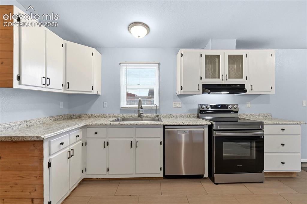 Image 8 of 30: Kitchen