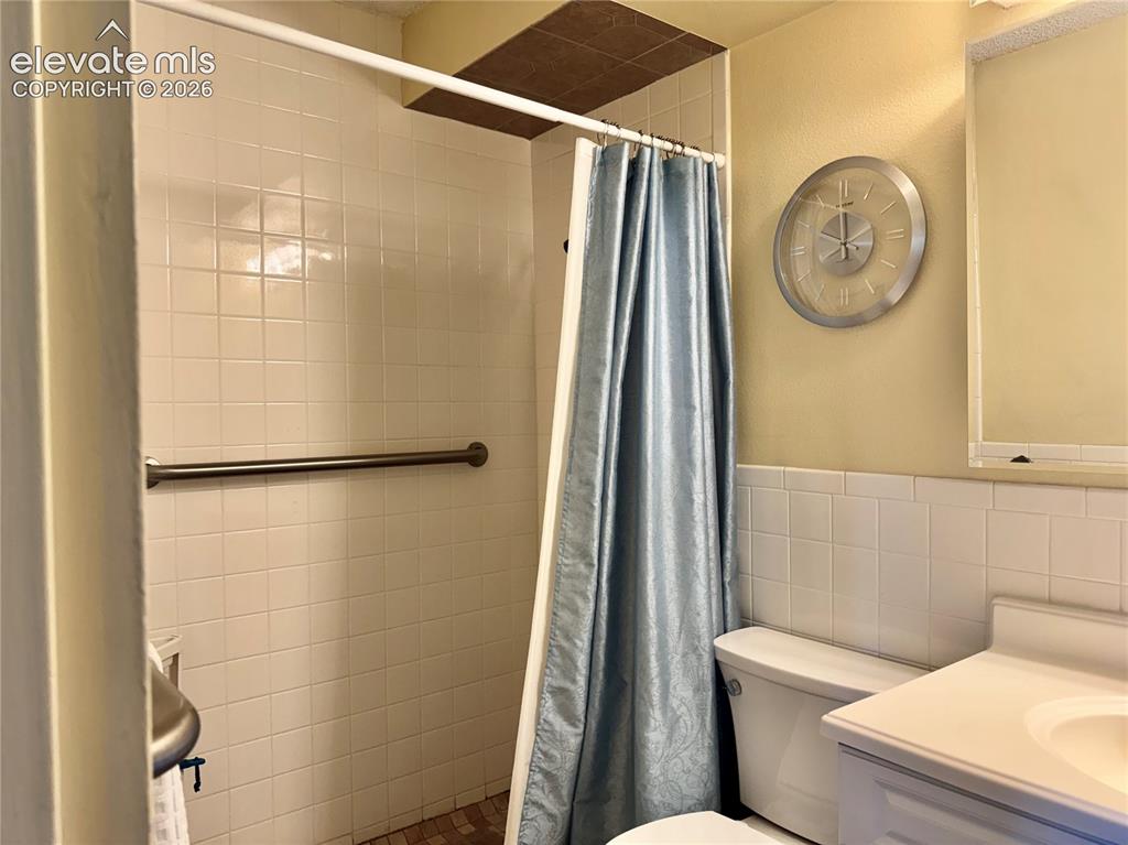 Image 16 of 25: Bathroom