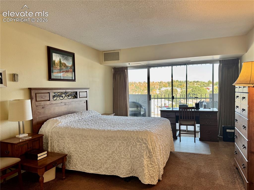 Image 18 of 25: Bedroom