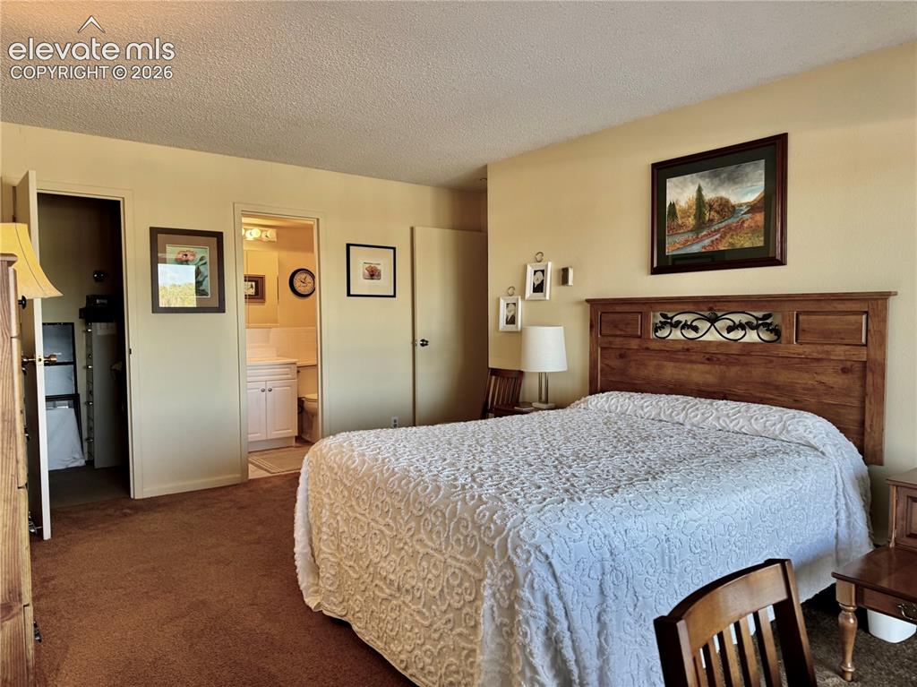 Image 19 of 25: Bedroom