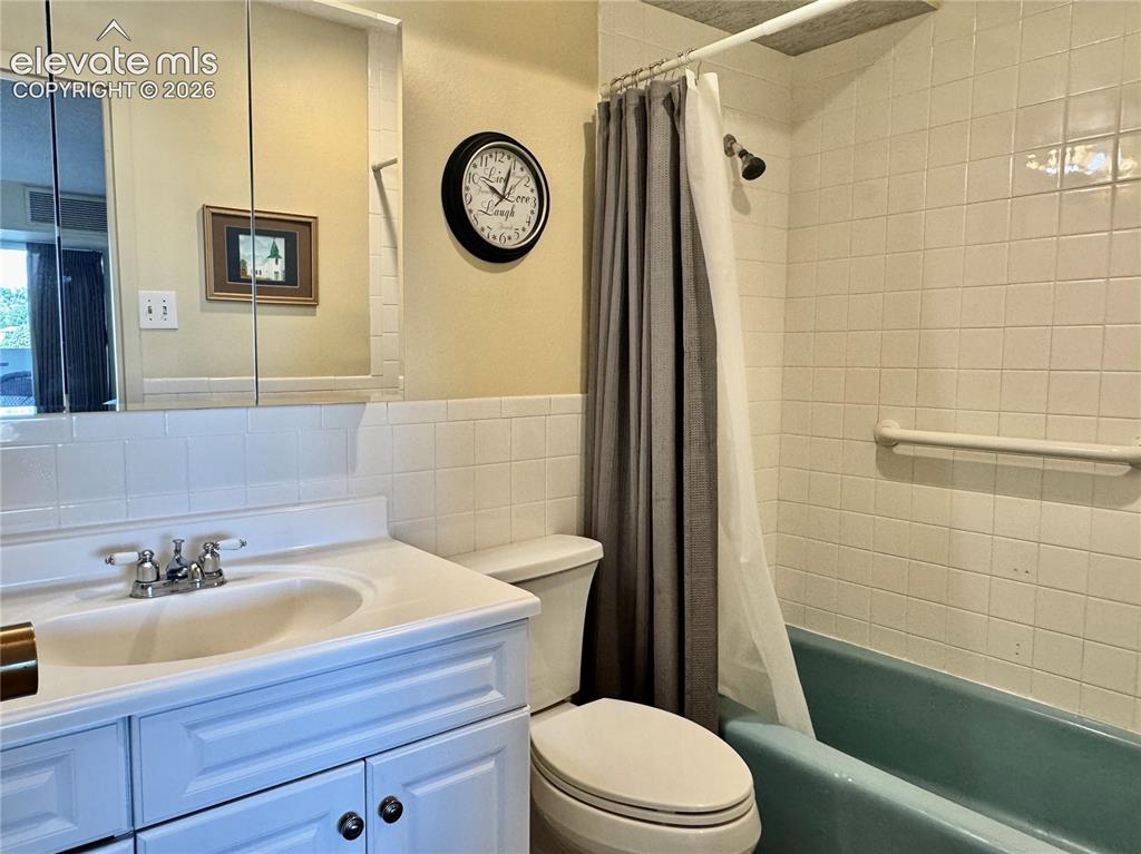Image 20 of 25: Bathroom