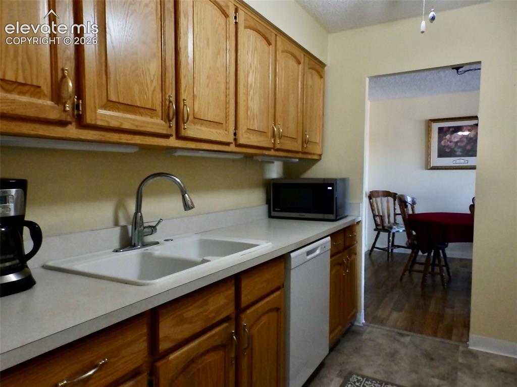 Image 4 of 25: Kitchen