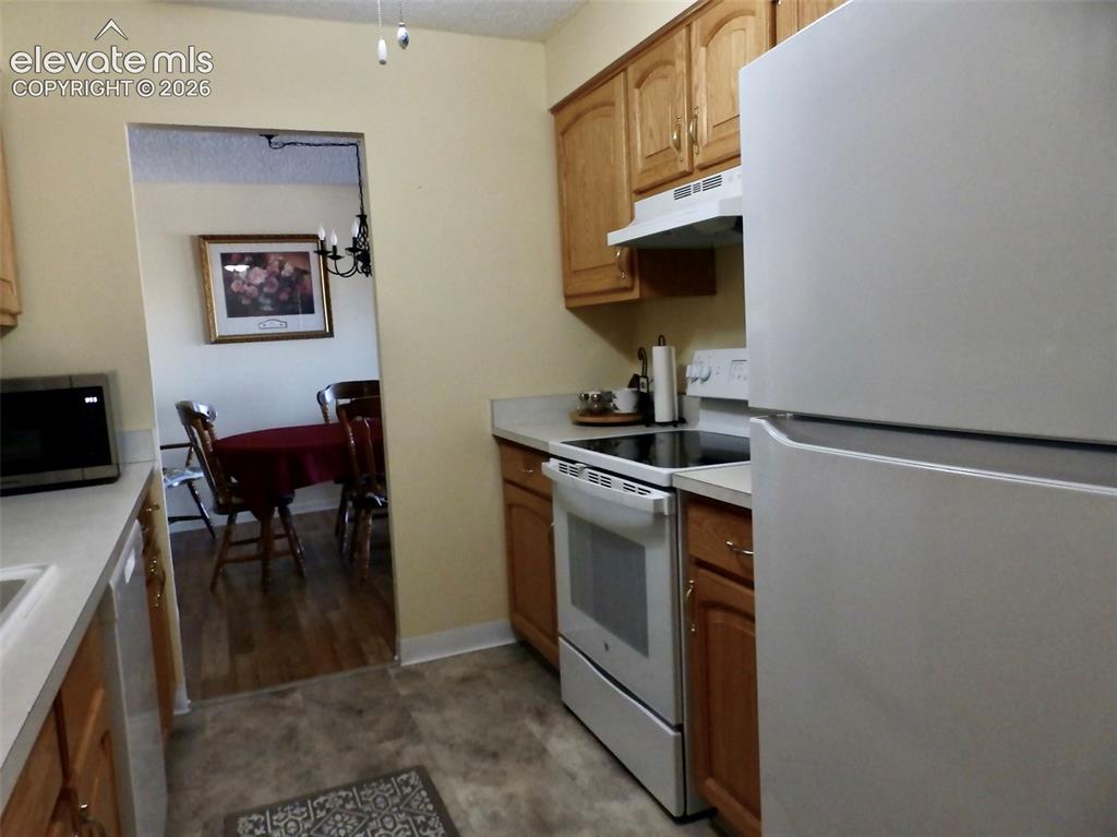 Image 5 of 25: Kitchen