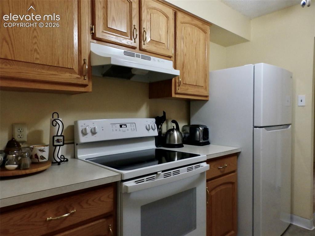 Image 6 of 25: Kitchen