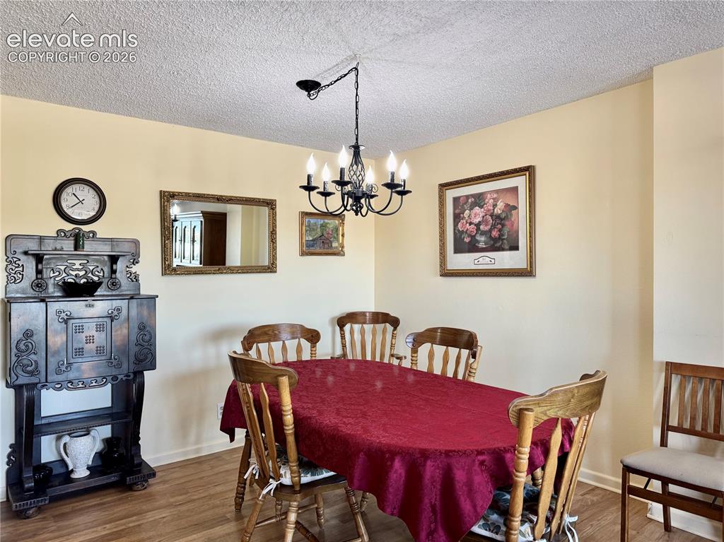 Image 7 of 25: Dining Area