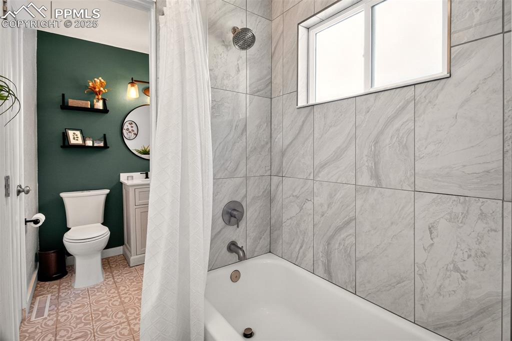 Image 10 of 29: New tub, new tile, new fixtures!
