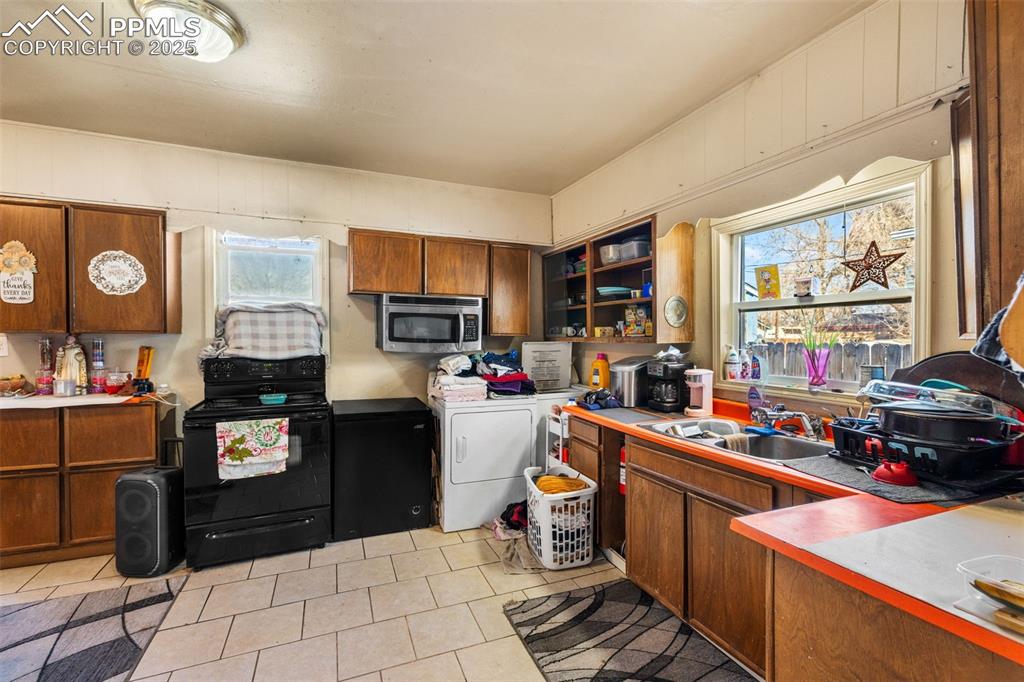 Image 15 of 47: Kitchen
