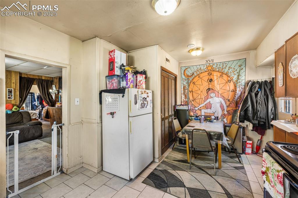 Image 16 of 47: Kitchen