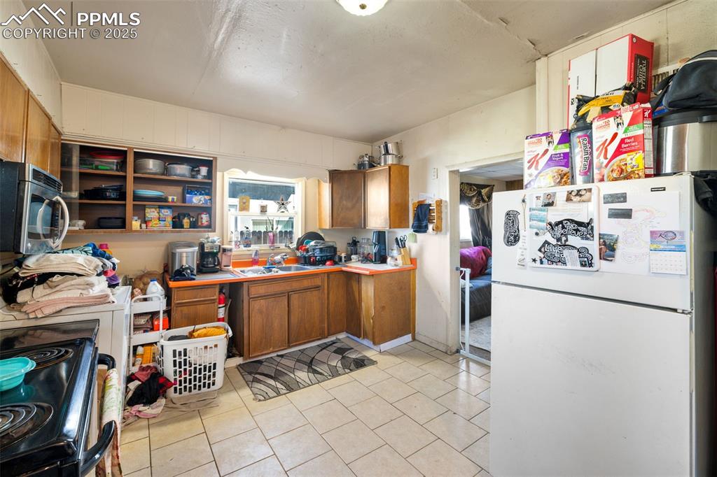 Image 17 of 47: Kitchen