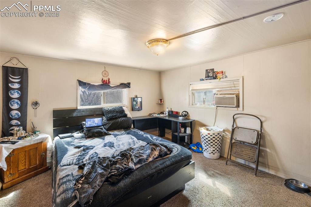 Image 19 of 47: Bedroom