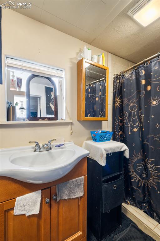 Image 22 of 47: Bathroom