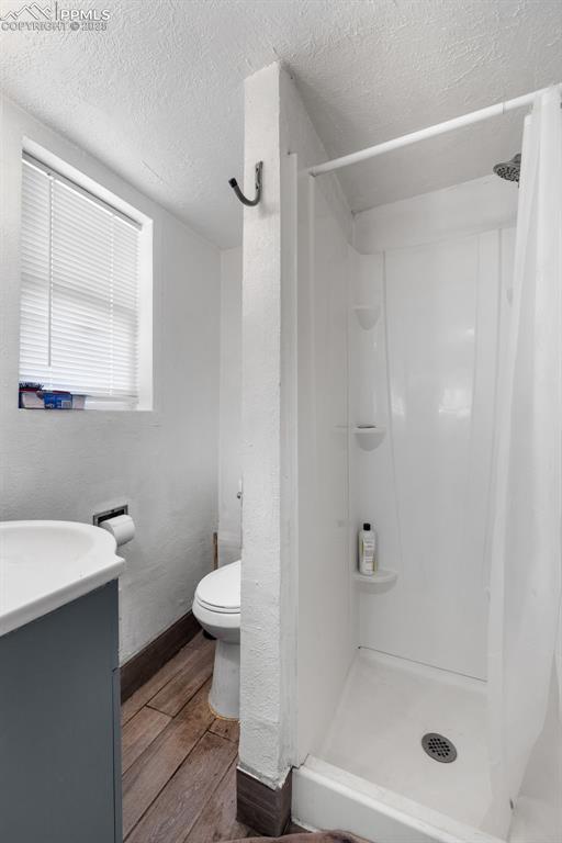 Image 36 of 47: Bathroom