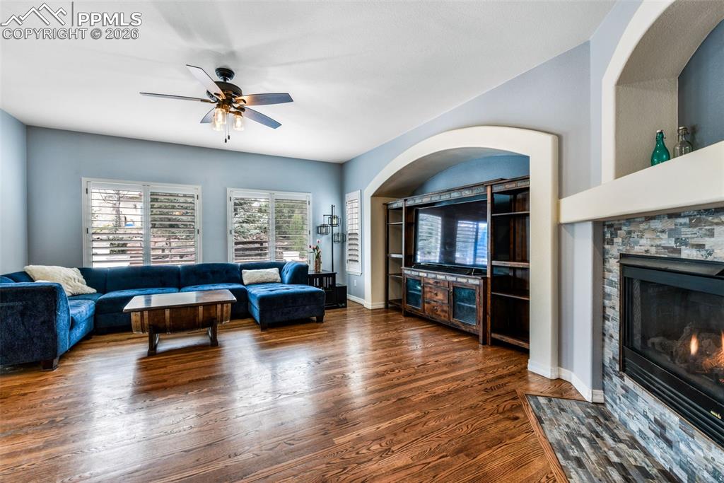 Image 10 of 50: Dining Area