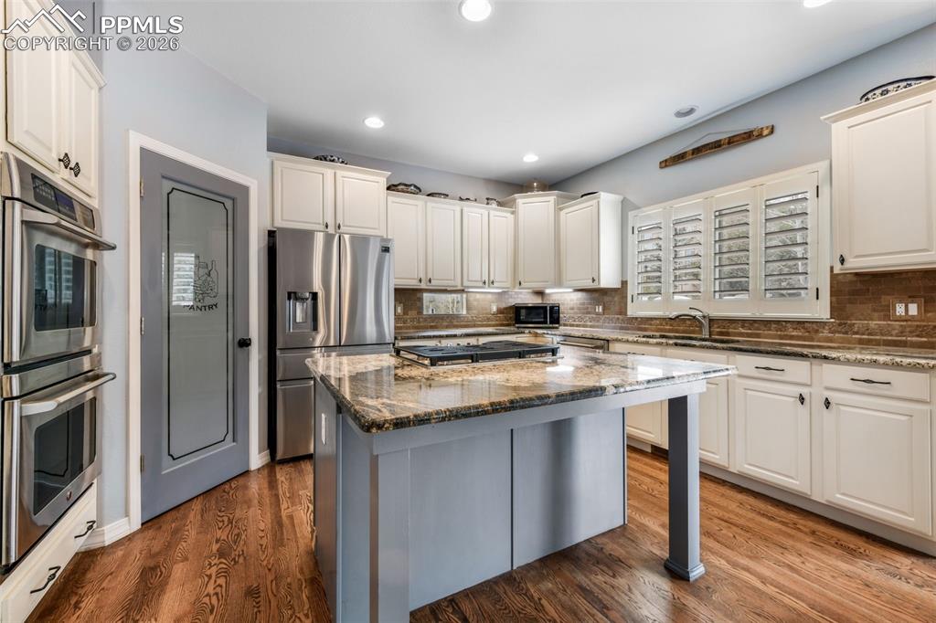 Image 9 of 50: Dining Area