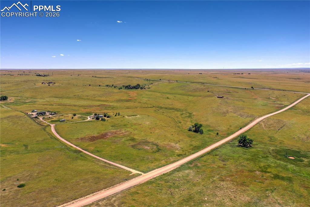 Image 40 of 50: With versatile open space, ideal for tractors, RVs, trailers,