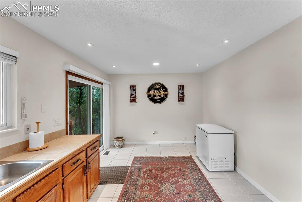 Image 11 of 45: Bathroom