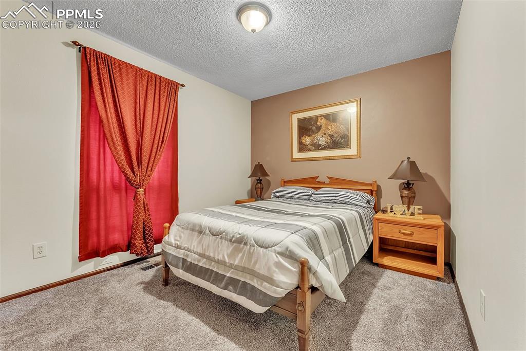 Image 14 of 45: Bedroom