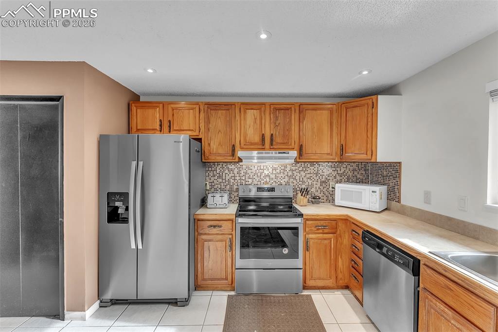 Image 9 of 45: Kitchen