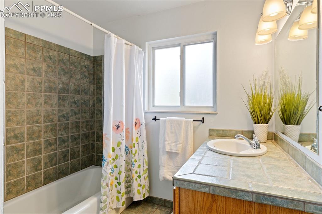 Image 13 of 20: Upper Level Full Bathroom