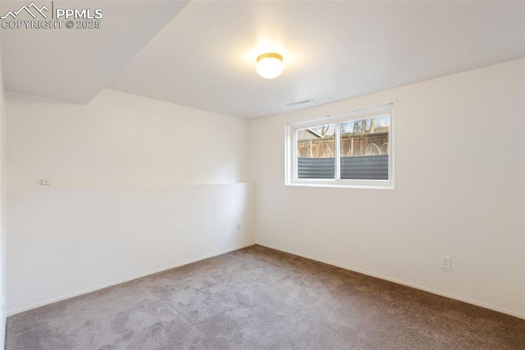 Image 17 of 20: Lower Level Bedroom