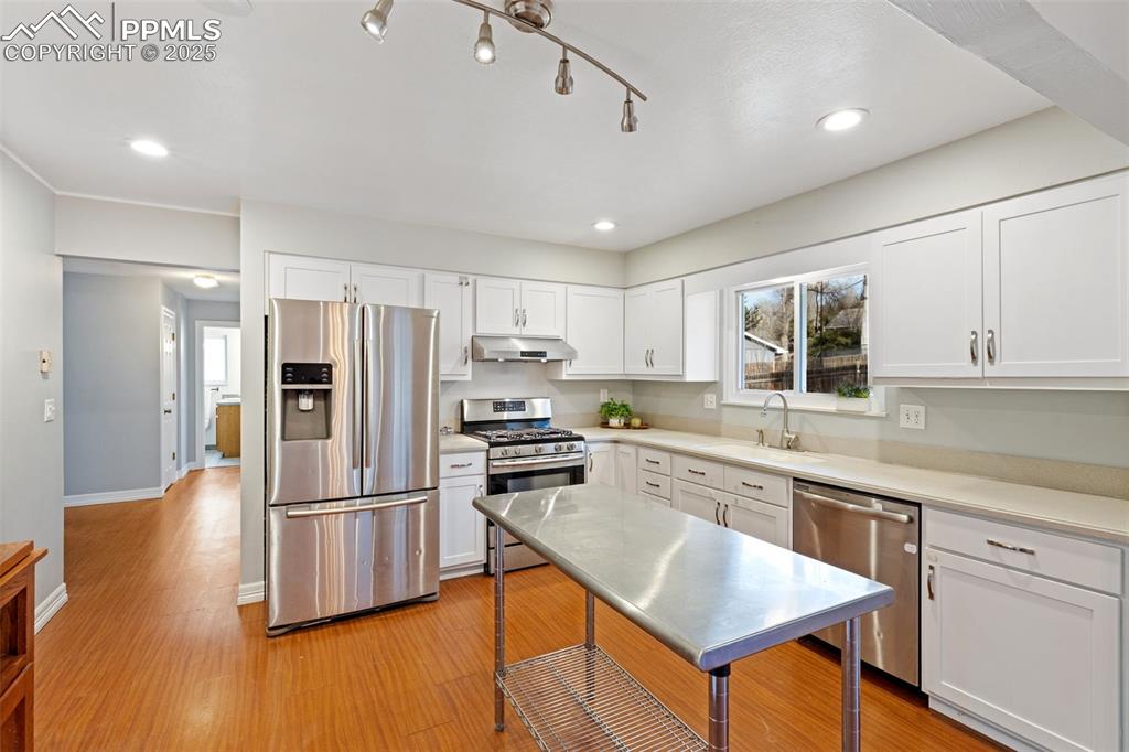 Image 7 of 20: Kitchen