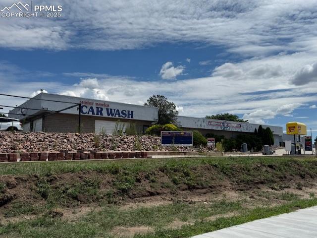 Image 2 of 5: Side view 