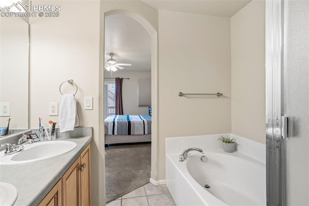 Image 15 of 33: Bathroom